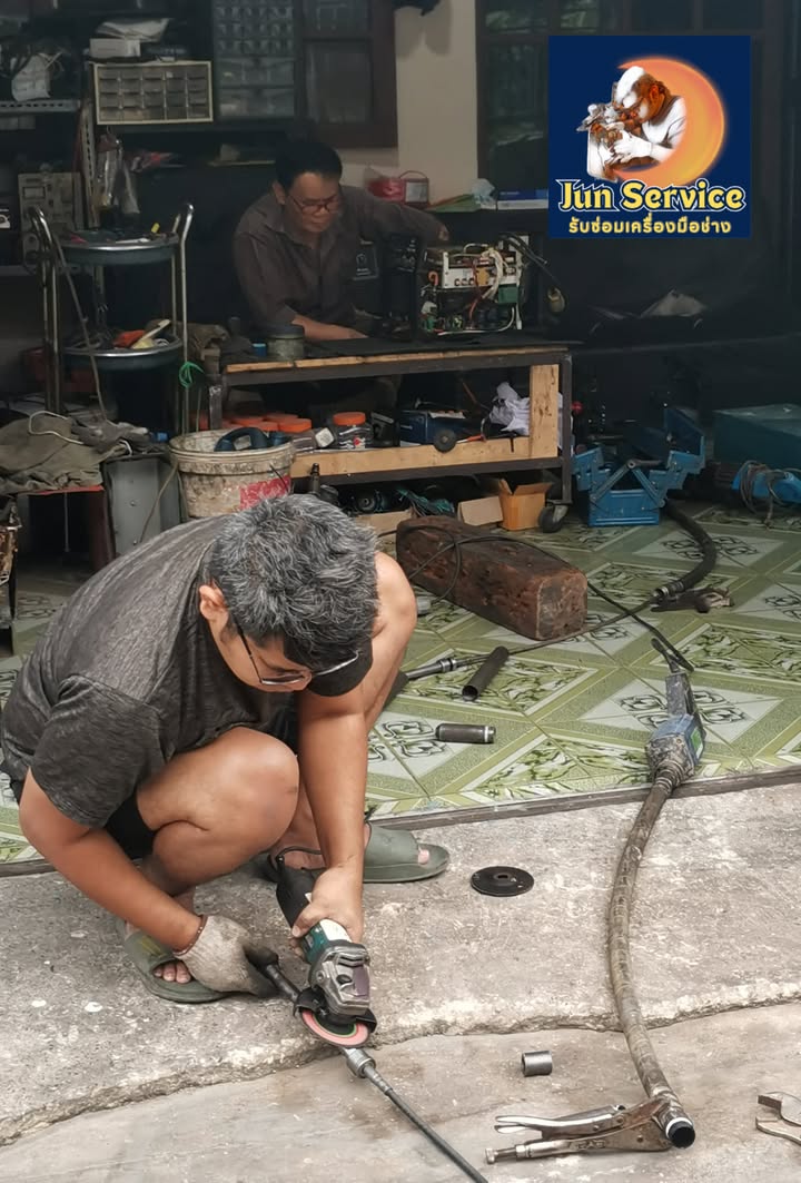 ซ่อมวายจี้ปูน — งานตกแต่ง — ช่างใช้สว่านแบตเตอรี่ติดตั้ง